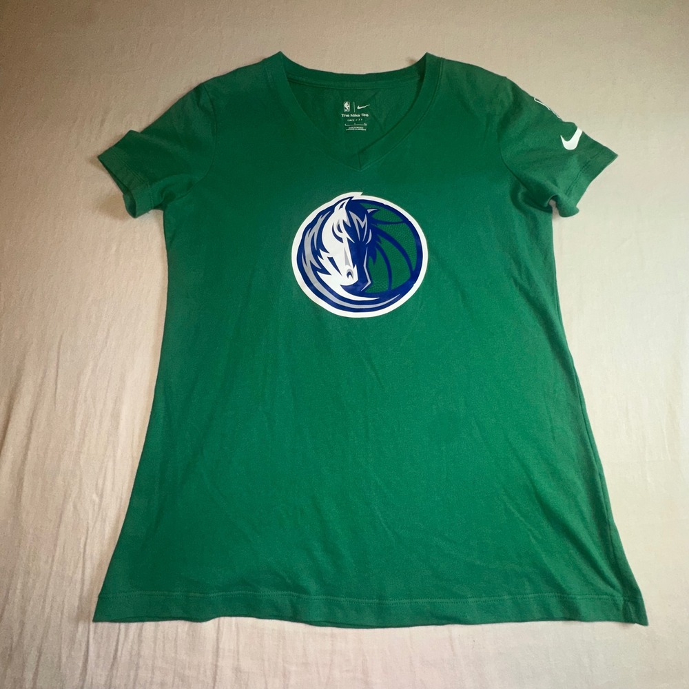 Nike Dallas Mavericks NBA Dri-FIT V-Neck Green Graphic T-Shirt Women's‎ S 337297